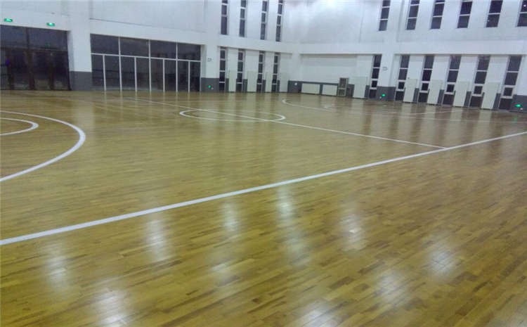 風雨操場木地板變色